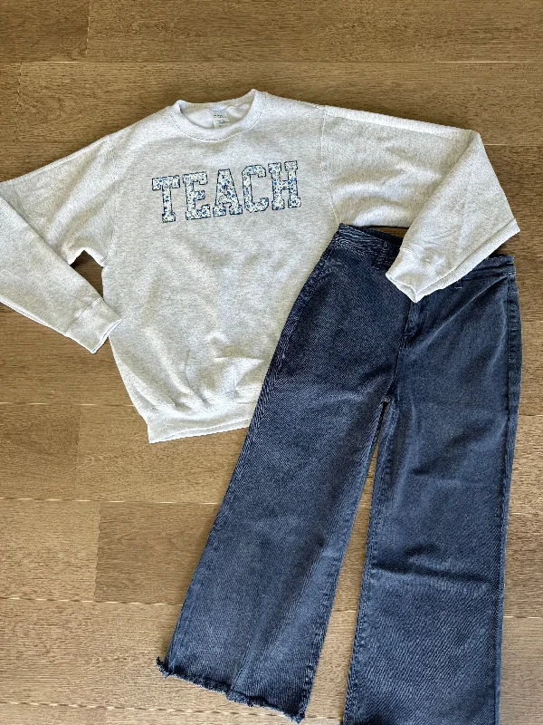 Teach blue willow crewneck Scandinavian